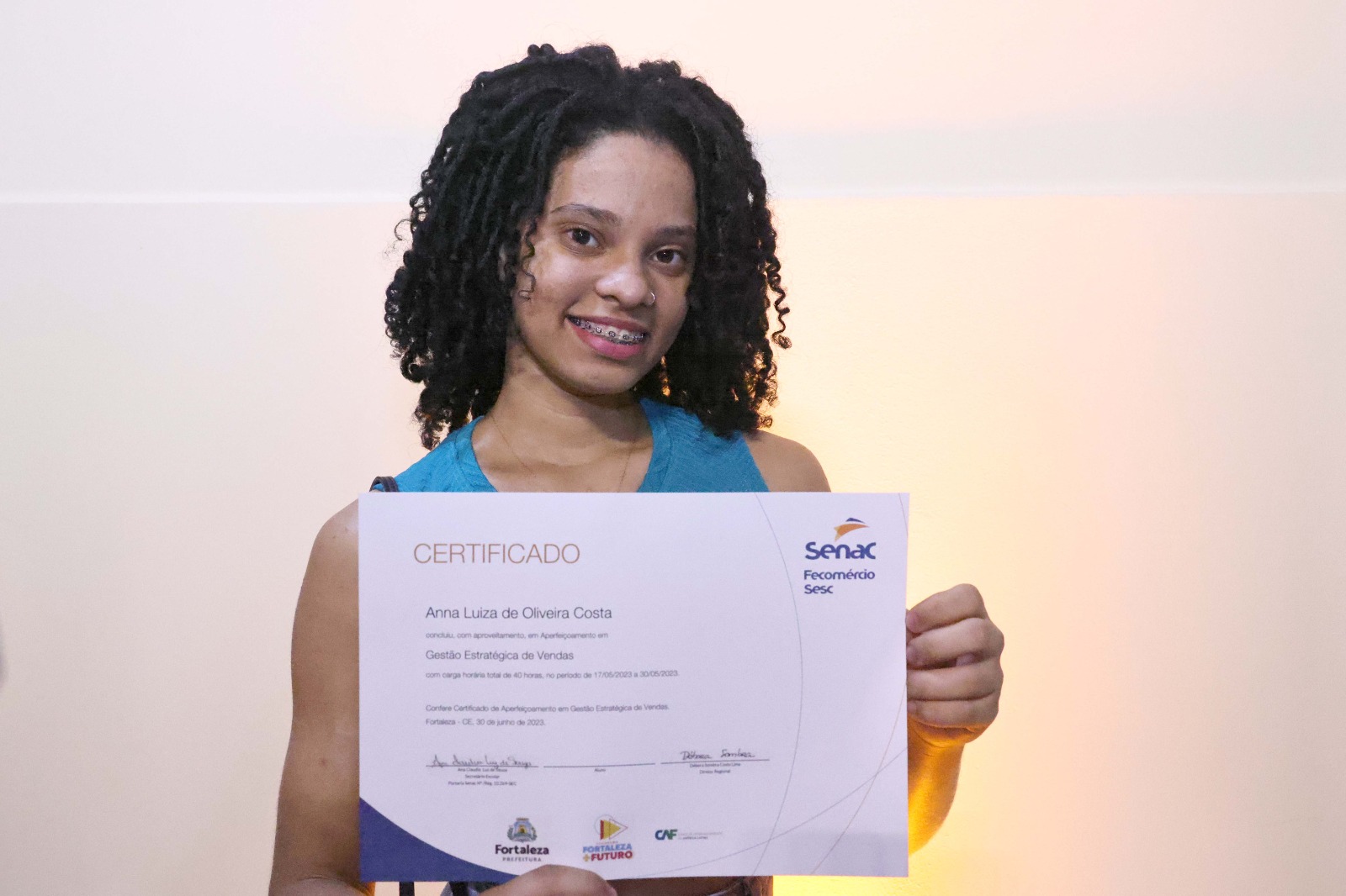 Anna Luiza de Oliveira segura seu certifiicado